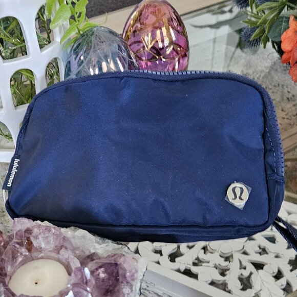 Lululemon Everywhere Belt Bag 1L (True Navy) NWT. - Picture 4 of 7